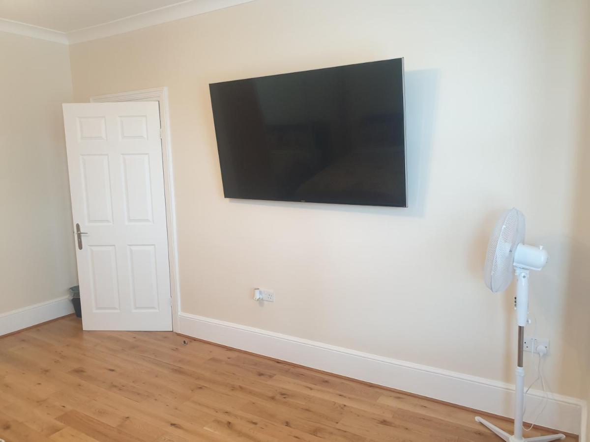 London Luxury 2 Bedroom Flat 5Min Walk From Overground, With Free Wifi, Free Parking-Sleeps X6 Илфорд Экстерьер фото