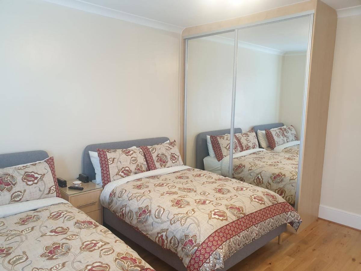 London Luxury 2 Bedroom Flat 5Min Walk From Overground, With Free Wifi, Free Parking-Sleeps X6 Илфорд Экстерьер фото